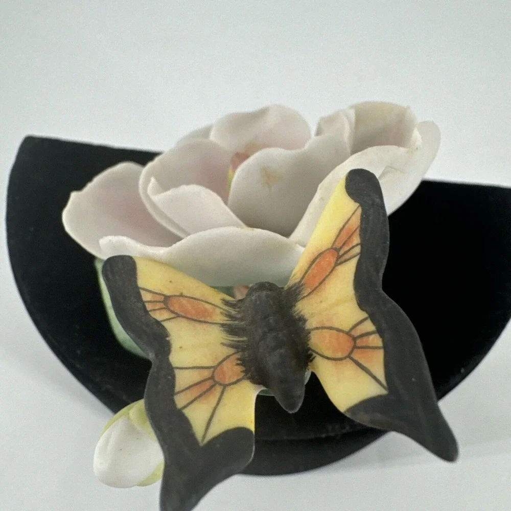 Magnolia w/Butterfly Lefton Figurine 1990s White & Pink GesZ 07957‎ Vintage
